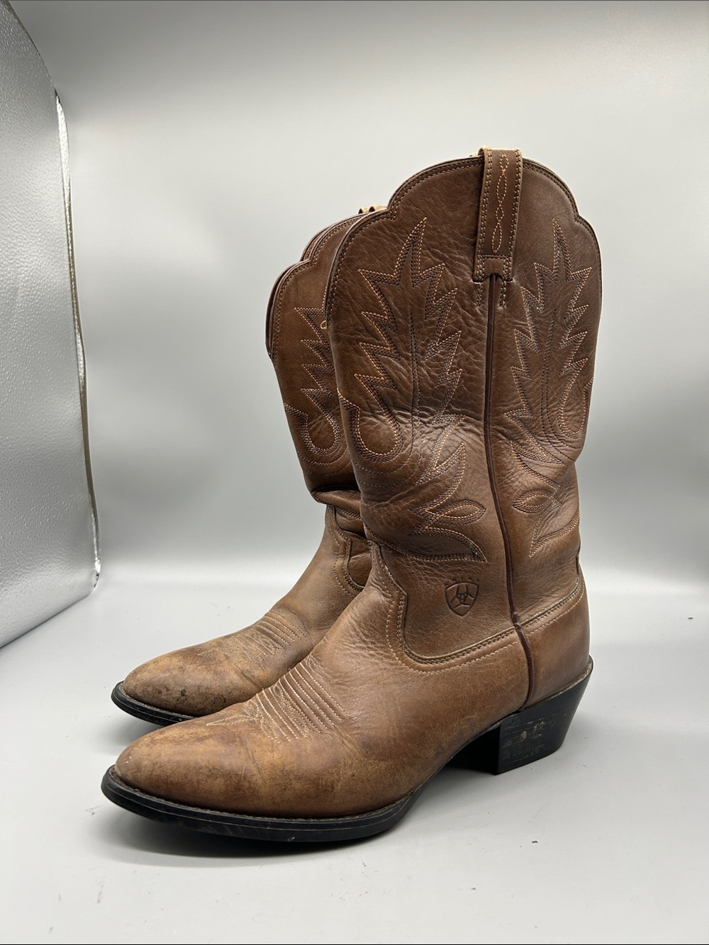 Ariat Heritage Round Toe Cowboy Western Boots - Picture 2 of 8